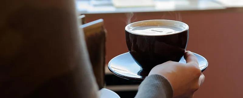 لماذا نشعر برغبة ماسّة لدخول الحمام صباحًا بعد احتسائنا القهوة؟