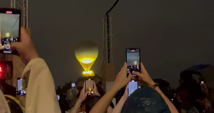 الشعلة الأولمبية "قمر" باريس خلال الأولمبياد