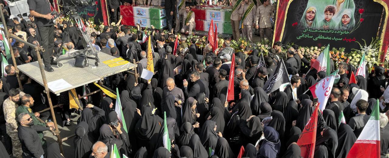 أكثر من 60 قضوا في حربها مع إسرائيل.. إيران تشيع كبار قادتها العسكريين وعلماءها النوويين