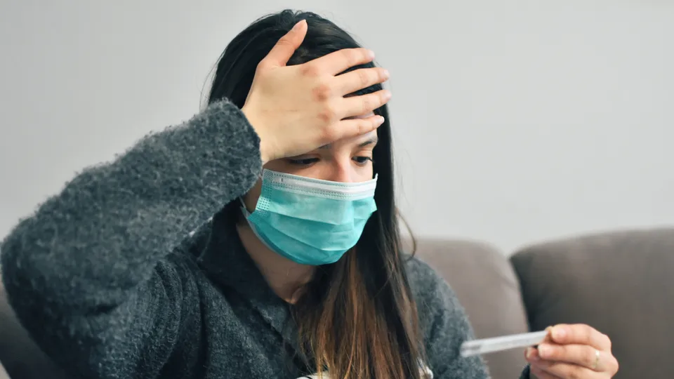 متحوّر كورونا الأشد خطورة وانتشارًا.. هل يعيدنا "فليرت" إلى زمن الكمامات؟