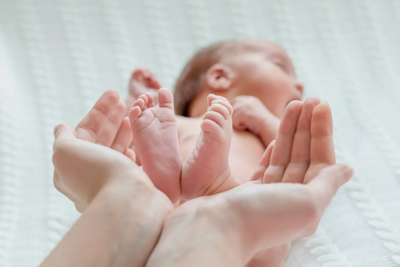 سلوك غريب لمولودكِ الجديد؟.. لا تقلقي!