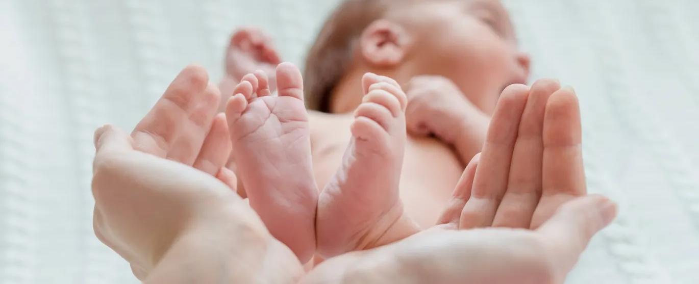 سلوك غريب لمولودكِ الجديد؟.. لا تقلقي!