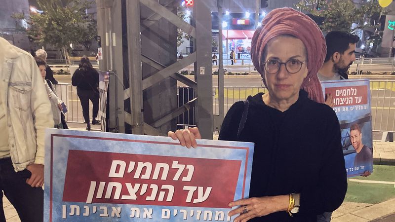 والدة رهينة اسرائيلية تقترح على السنوار  أخذ أبناء 5 مسؤولين عسكريين مقابل جميع الأسرى