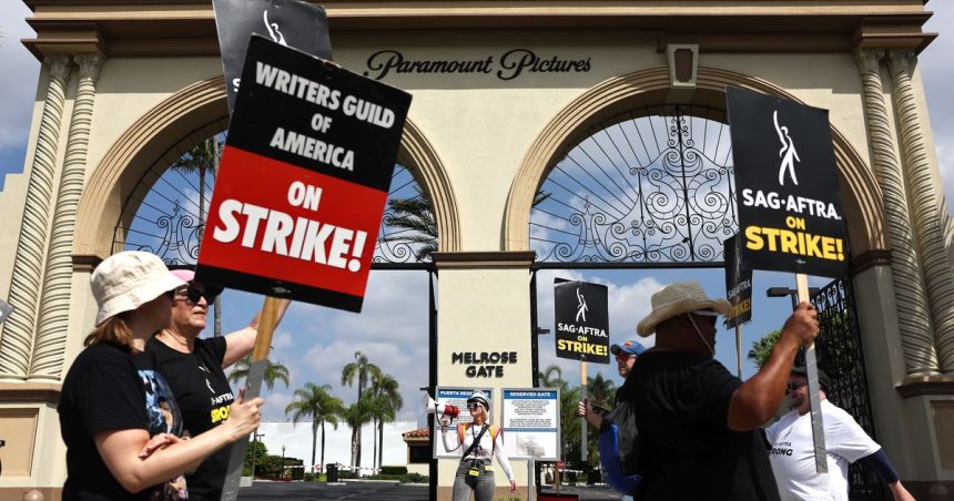 بعد "الإضراب التاريخي"..  كُتاب هوليوود يتوصلون إلى اتفاق لإنهائه 