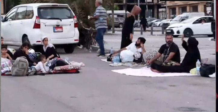 على الأرصفة ومن دون دورات مياه.. هكذا يعيش النازحون اللبنانيون في بلدهم