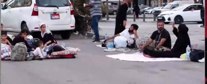 على الأرصفة ومن دون دورات مياه.. هكذا يعيش النازحون اللبنانيون في بلدهم