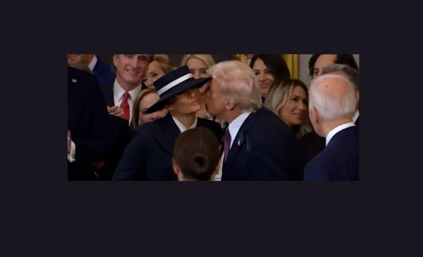 "قبلة تحت القبعة".. وسط ضحك الحضور ميلانيا تحرج ترامب