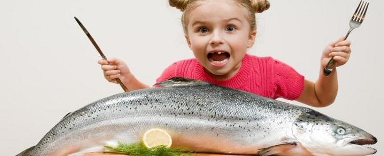 يصبحون أكثر لطافة واجتماعية.. دراسة تكشف أهمية تناول الأطفال للأسماك