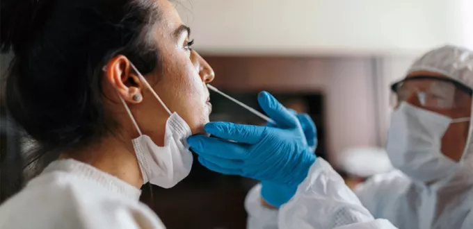 حرمان الدولة من إيرادات فحوصات كورونا.. الاتهامات تلاحق وزيرين للصحة ورئيسين للجامعة اللبنانية 