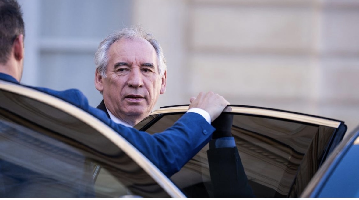 فرنسا تسقط رئيس حكومتها…ما هي خلفيات هذا الحدث وماذا يفضح؟