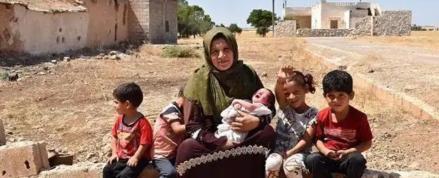 إخفاء قسري وتعذيب ووفيات مريبة.. مصير أسود للعائدين من لبنان إلى سوريا!