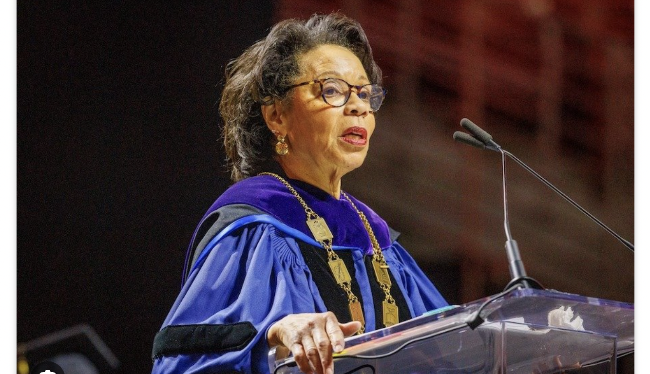 انهارت على المسرح أمام الحضور وفارقت الحياة.. رحيل مفاجئ لرئيسة جامعة أميركية