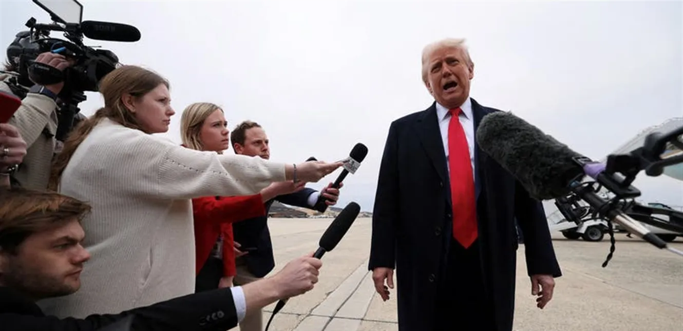 ردة فعل غريبة لترامب بعد أن ضربت مذيعة وجهه بـ"الميكروفون"