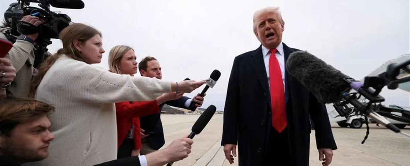 ردة فعل غريبة لترامب بعد أن ضربت مذيعة وجهه بـ"الميكروفون"