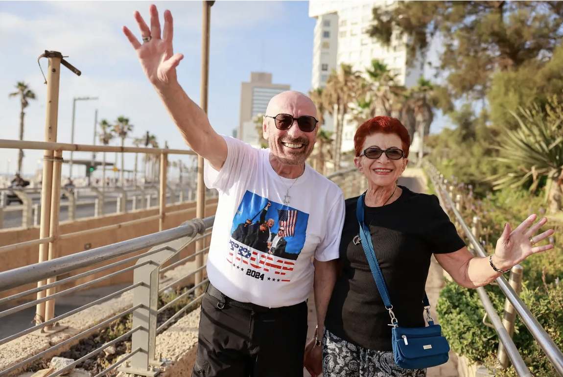 " ظاهرة "تمجيد ترامب" تغزو تل أبيب: بعد اللوحات الإعلانية... قمصان وقلنسوات تحمل صور الرئيس الأميركي 