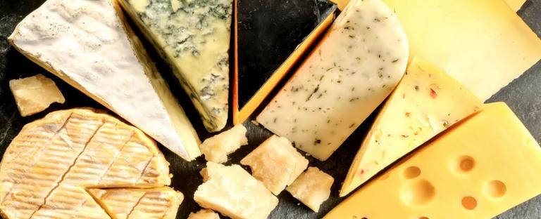 بعد وفاة شخصين.. فرنسا تسحب أنواعًا من الجبن من الأسواق