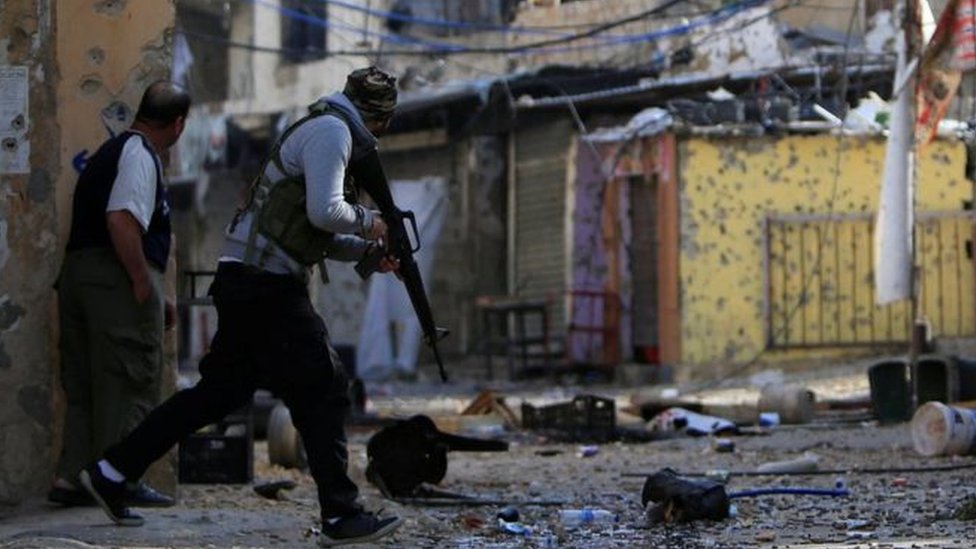 خاص"نيوزاليست": "حرب المخيمات" مستمرة.. إبحث عن السلاح غير الشرعي من "حزب الله" الى الفصائل!