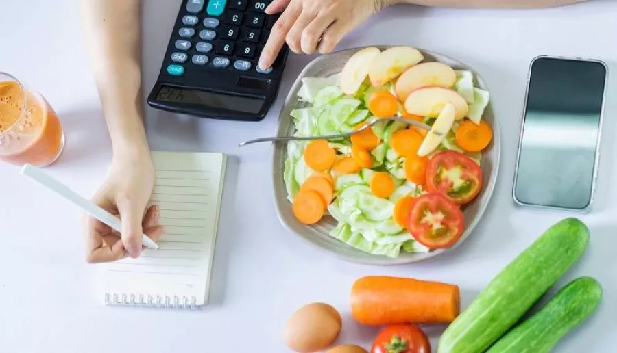 كيف يتم احتساب السعرات الحرارية لمساعدة الجسم على إنقاص الوزن؟