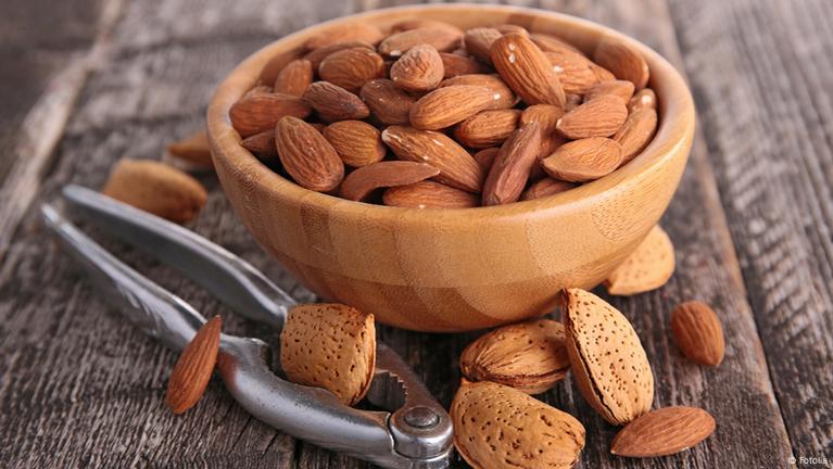 قليل من اللوز يومياً يحسّن صحة الأمعاء.. فكم عدد الحبات التي ينبغي تناولها؟