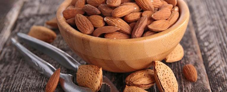 قليل من اللوز يومياً يحسّن صحة الأمعاء.. فكم عدد الحبات التي ينبغي تناولها؟