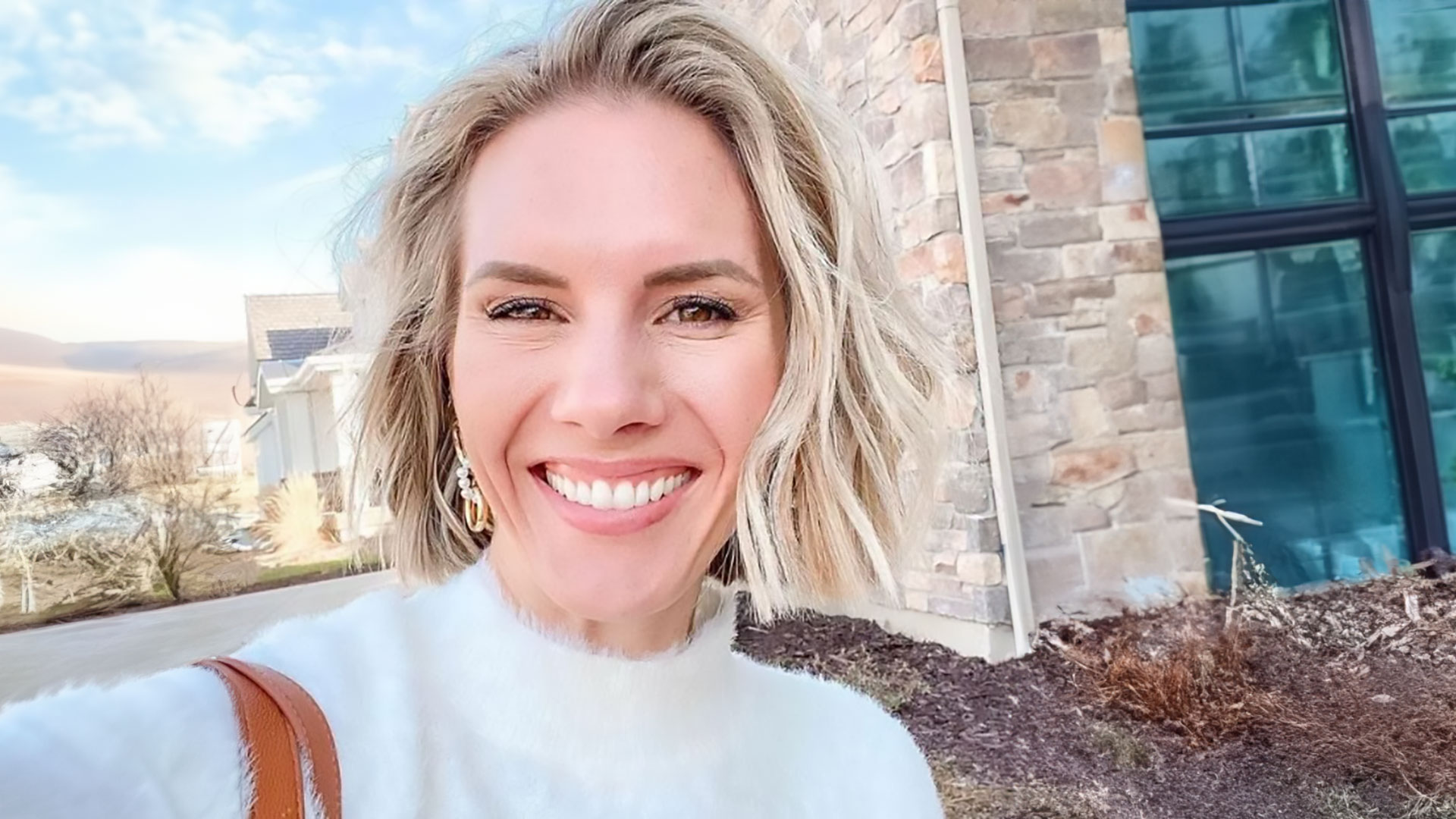 هرب ابنها الهزيل بحثاً عن الطعام.. توقيف "يوتيوبر" تربوية بتهمة إساءة معاملة أطفالها