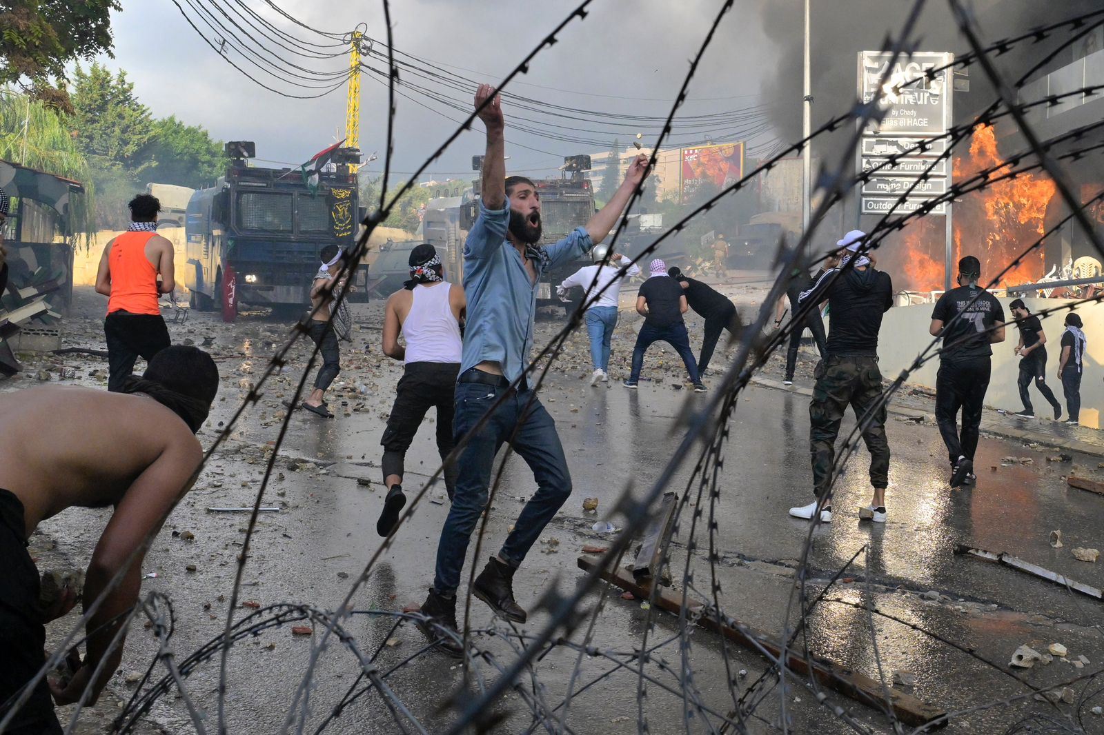 سلوك "حزب الله" الداخلي يُشعل "حربًا أهليّة" كلاميّة في لبنان