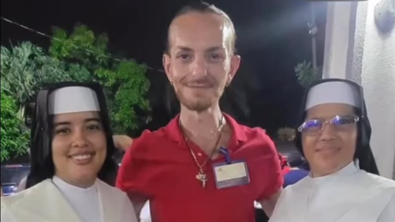 "الرب هو من أوصلني الى هنا".. أويس مخللاتي يعتنق المسيحية 