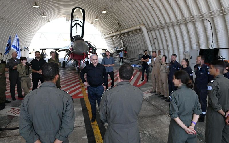 نتنياهو يبحث والجيش الإسرائيلي مستقبل الجبهة الشمالية في قاعدة خاصة بسلاح الجو 