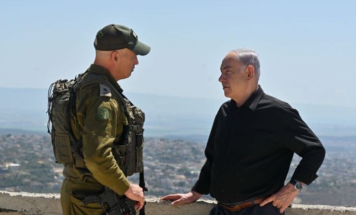 نتنياهو ينتقل الى الحدود مع لبنان ويتابع مناورة للمظليين ويعد بالنصر "إن وقعت الحرب"