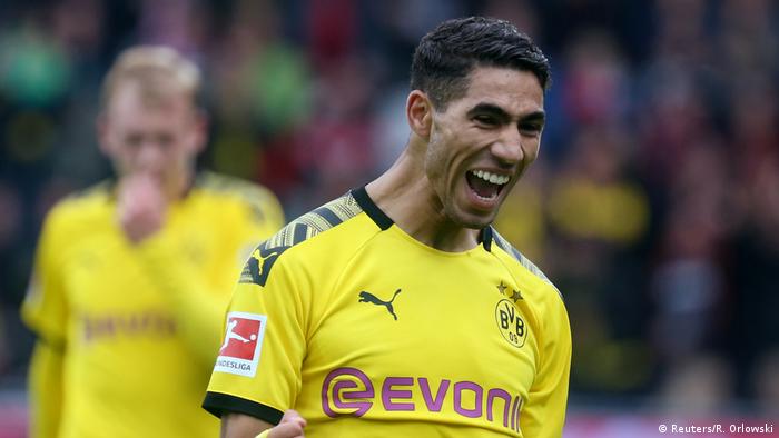  أشرف حكيمي من ابن بائع متجوّل وأم تعمل في تنظيف البيوت إلى قائد حلم المغرب نحو المونديال