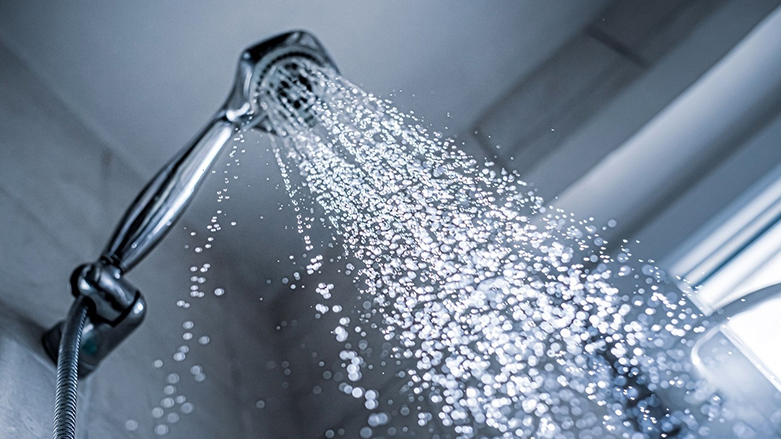 خلال موجات الحرّ.. حذار الاستحمام بماء شديد البرودة