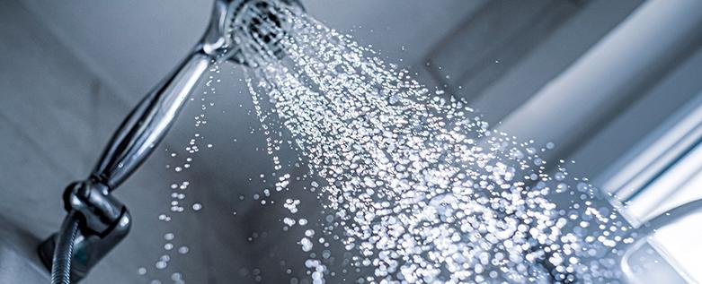 خلال موجات الحرّ.. حذار الاستحمام بماء شديد البرودة