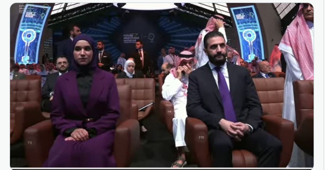 تفاعل واسع مع "لوك" لطيفة أحمد الشرع لتناسقها مع ربطة عنق زوجها