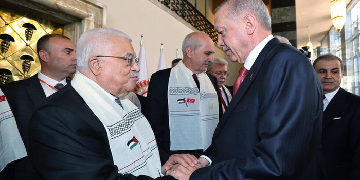 استفاقة "أبو مازن" المفاجئة من قلب "عاصمة الإخوان"!