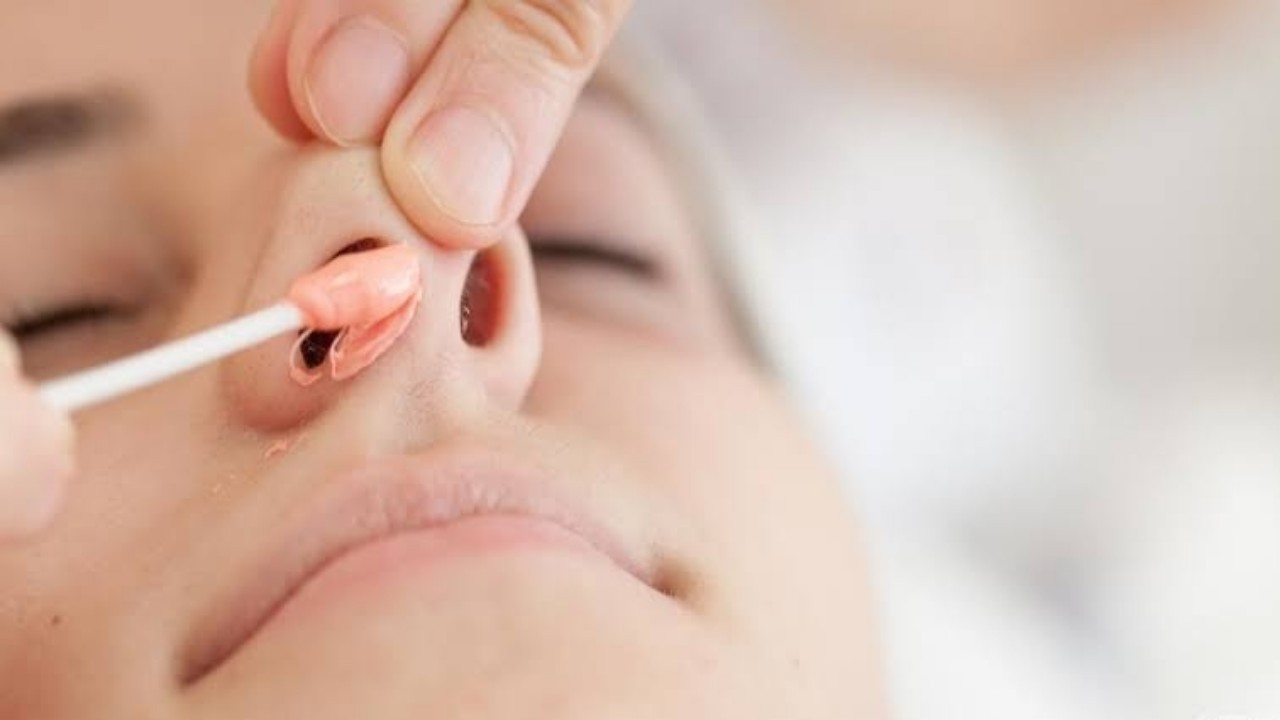 إزالته قد تؤدي إلى الوفاة... أطباء يحذرون من نتف شعر الأنف 