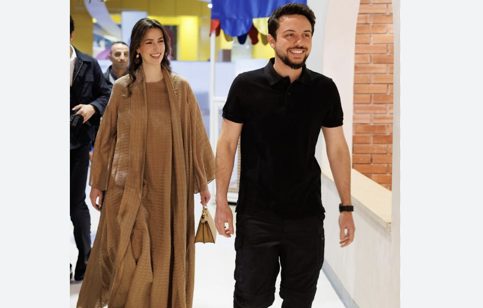 بقفطان ومجوهرات ذات طابع عربي تراثي.. إطلالة دافئة للأميرة رجوة الحسين