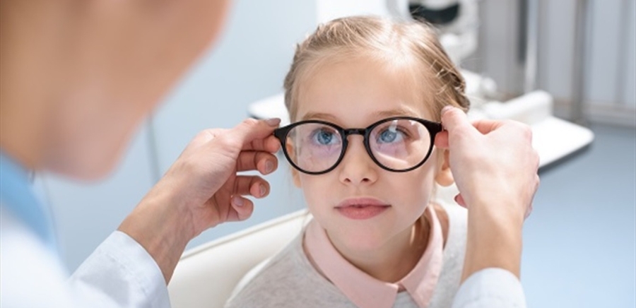 باحثون يدقون ناقوس الخطر.. تزايد انتشار قصر النظر لدى الأطفال حول العالم