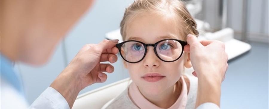 باحثون يدقون ناقوس الخطر.. تزايد انتشار قصر النظر لدى الأطفال حول العالم