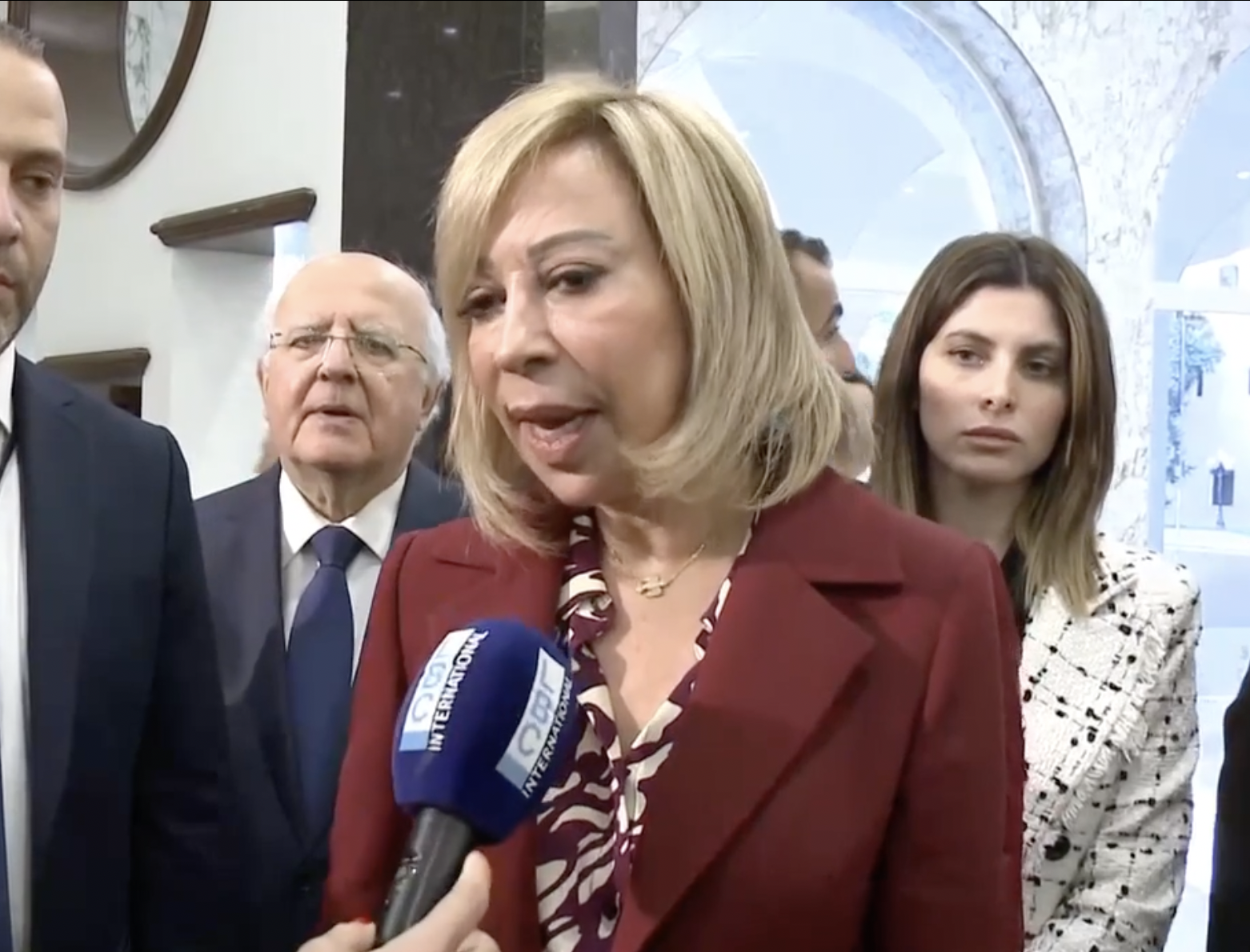 السيدة الأولى في دردشة مع الصحافيين..  لن أتعاطى السياسة وهذه هي الصورة التي أحب إيصالها