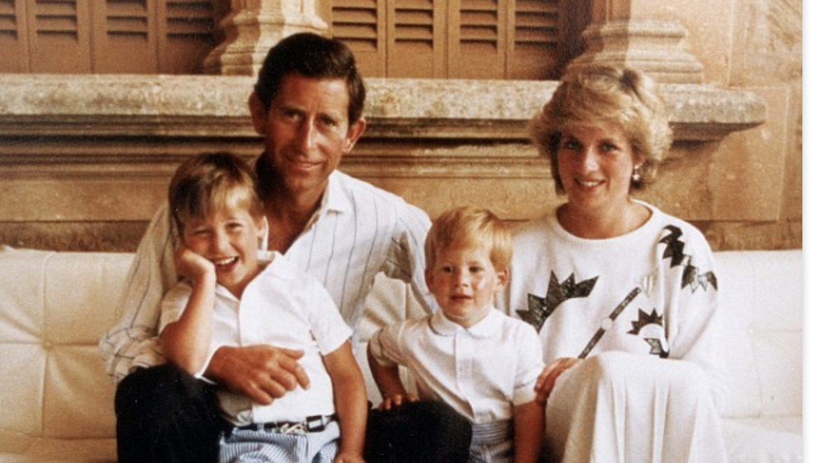 آخذًا العِبر من الماضي.. الأمير ويليام يتحدث عن طفولته المضطربة ويرسم طريق ابنه إلى العرش 