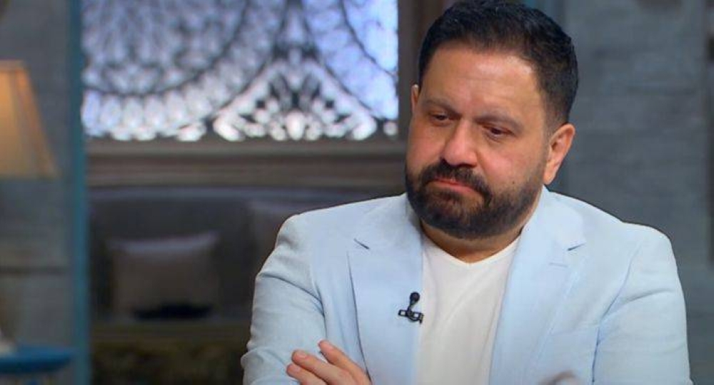   بعد كشفه تفاصيل إصابته بالسرطان... فنان مصري شهير ينهار باكيًا على الهواء   
