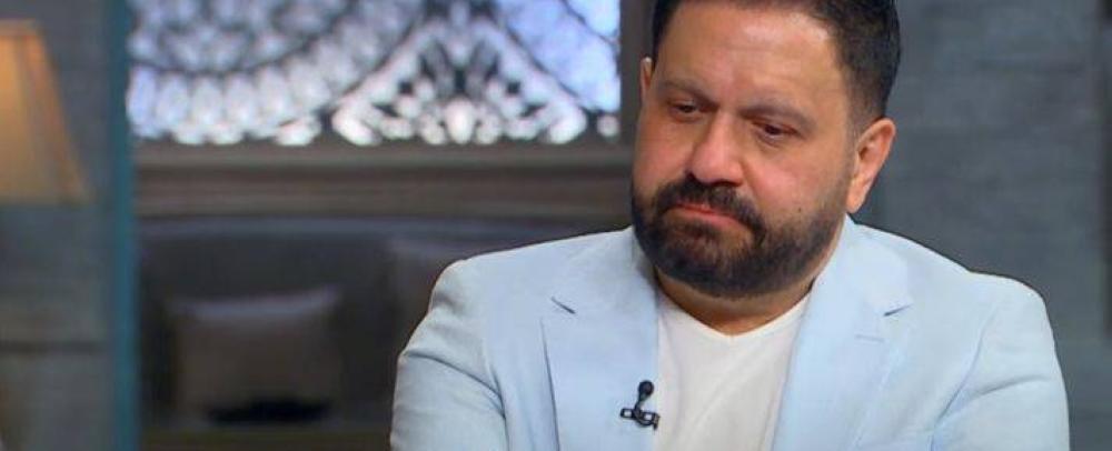 بعد كشفه تفاصيل إصابته بالسرطان... فنان مصري شهير ينهار باكيًا على الهواء