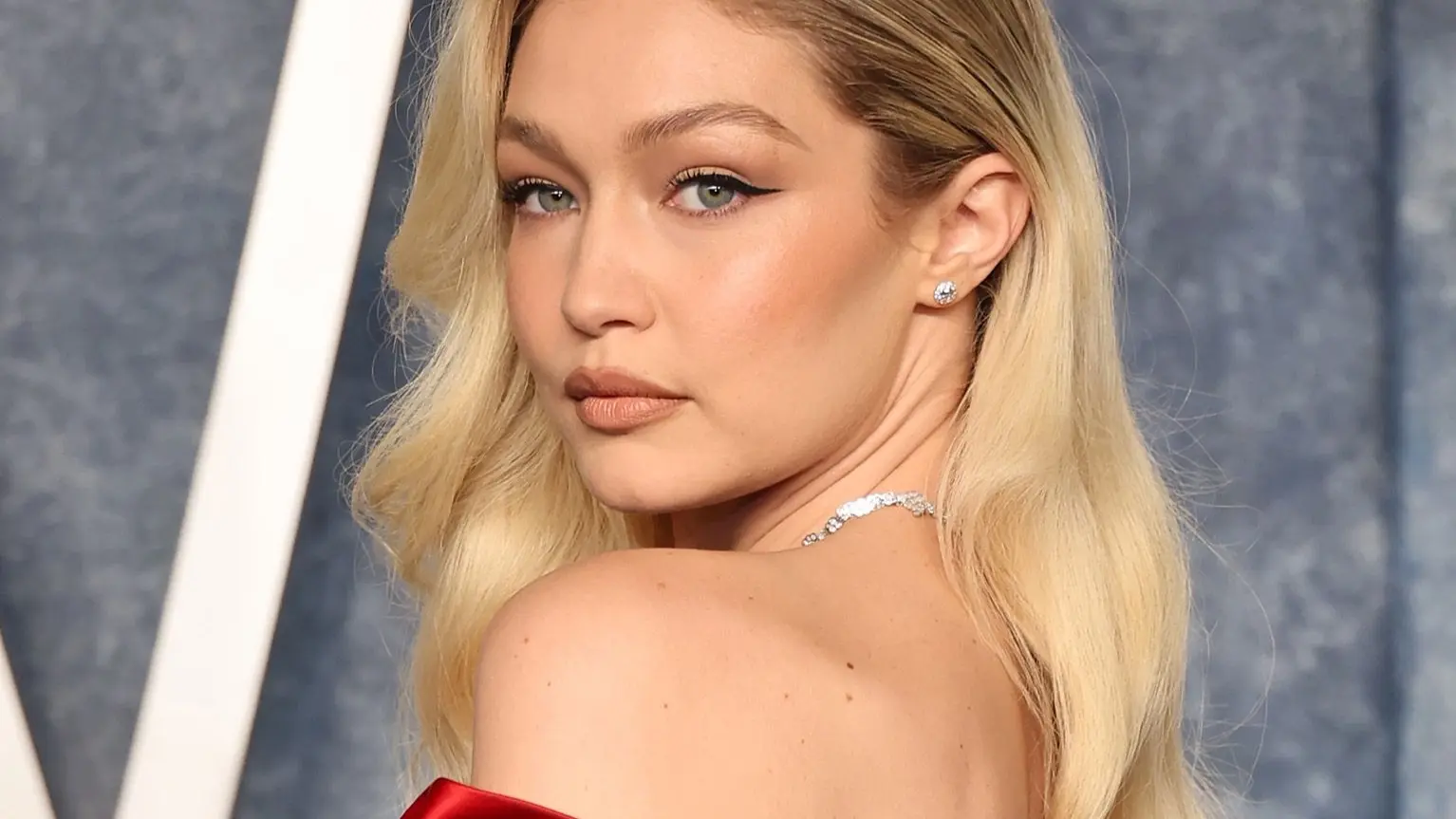 القبض على جيجي حديد بتهمة حيازة المخدرات