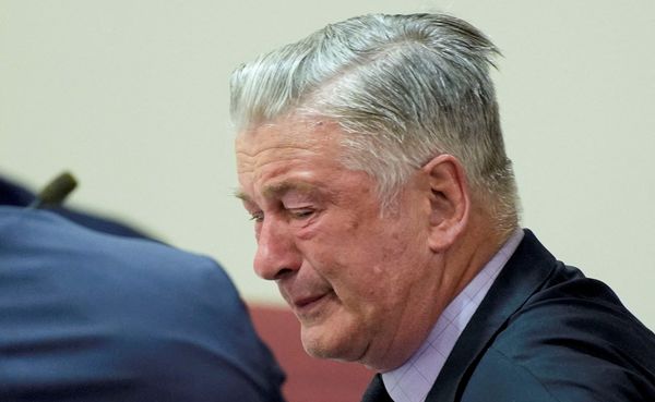 بالدوين يواجه إسقاط تهمة القتل عنه بالبكاء