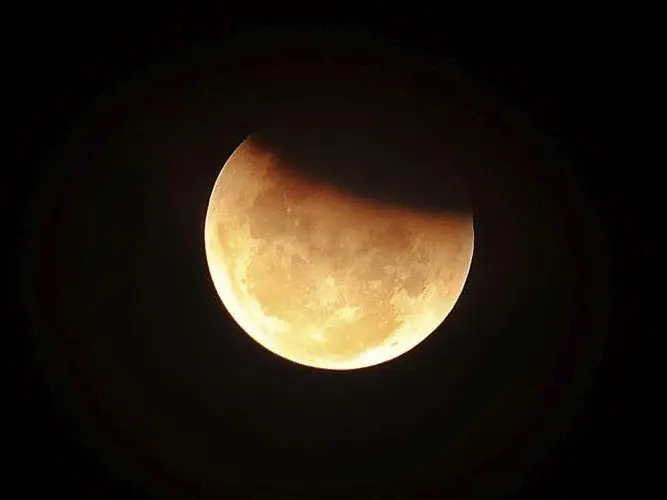 القمر يحتجب لخمس ساعات الليلة... ومصر تقيم صلاة الخسوف 