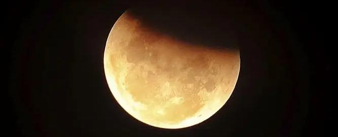 القمر يحتجب لخمس ساعات الليلة... ومصر تقيم صلاة الخسوف