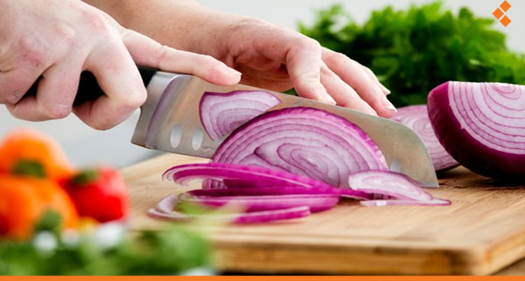 طعنت زوجها بسكين المطبخ ثم واصلت تقطيع البصل!