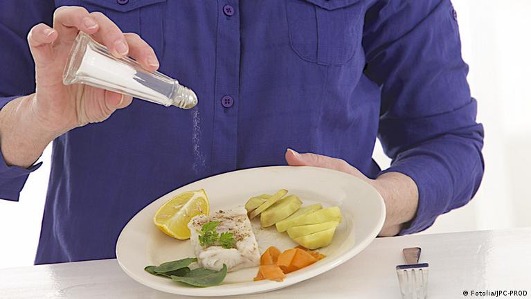 يؤدي إلى الإصابة بهذا النوع من السرطان.. تجنّب إضافة الملح!