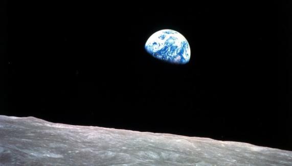 مقتل رائد الفضاء الذي خلّدته صورة "شروق الأرض"