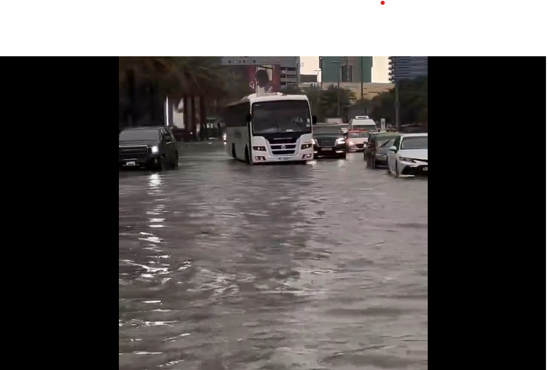 جماعة إيران تعتبر العاصفة التي تضرب دبي "قصاصًا إلهيّا"